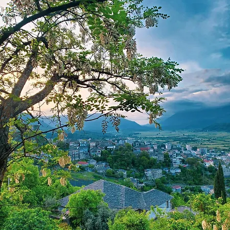 Clockwise Guestrooms Konukevi Gjirokastër